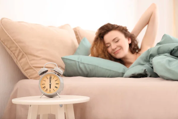 Reloj Despertador Mesa Dormitorio Hermosa Mujer Hora Mañana —  Fotos de Stock