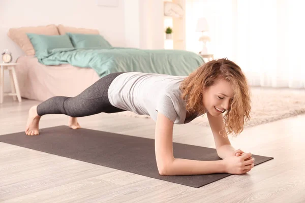 Hermosa Mujer Practicando Yoga Por Mañana Casa — Foto de Stock