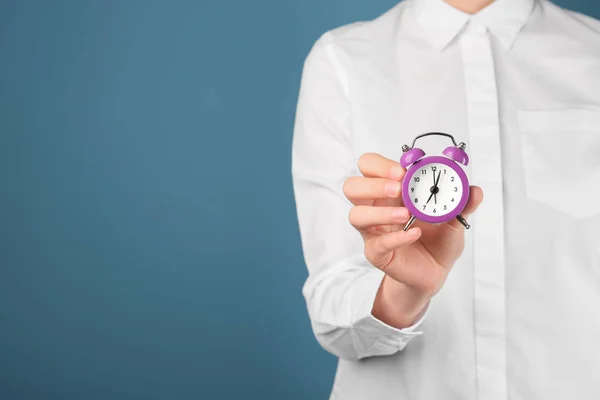 Frau Hält Wecker Auf Farbigem Hintergrund Zeitmanagement Konzept — Stockfoto