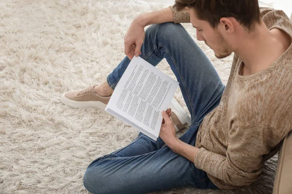 Young Man Membaca Buku Rumah — Stok Foto