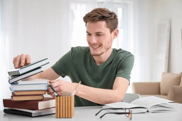 Jeune Homme Lisant Des Livres Maison — Photo