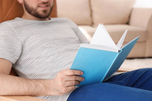 Jovem Leitura Livro Casa — Fotografia de Stock