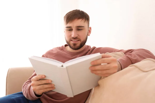 Young Man Membaca Buku Rumah — Stok Foto