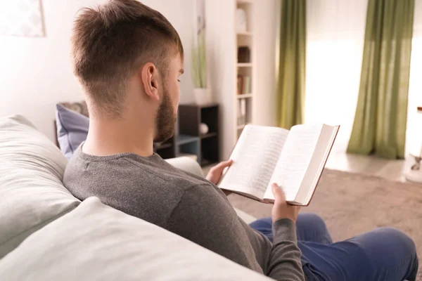 Young Man Membaca Buku Rumah — Stok Foto