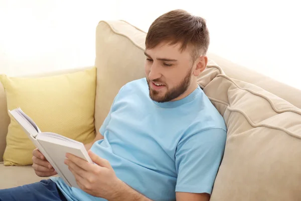 Jovem Leitura Livro Casa — Fotografia de Stock