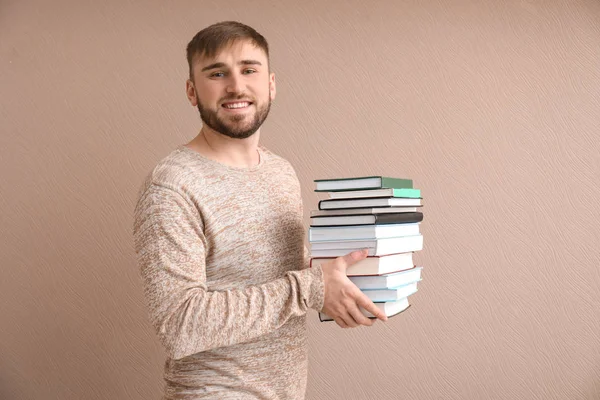 Jonge Man Met Stapel Boeken Kleur Achtergrond — Stockfoto