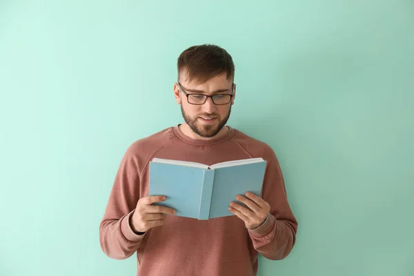 Mladý Muž Čtení Knihy Pozadí Barev — Stock fotografie