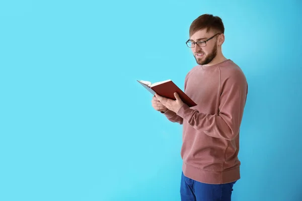 Νεαρός Άνδρας Διαβάζει Βιβλίο Στο Φόντο Χρώμα — Φωτογραφία Αρχείου
