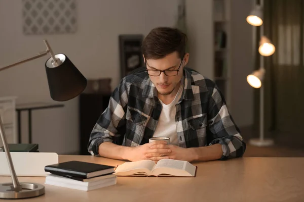 Young Man Reading Book Evening — Stock Photo, Image