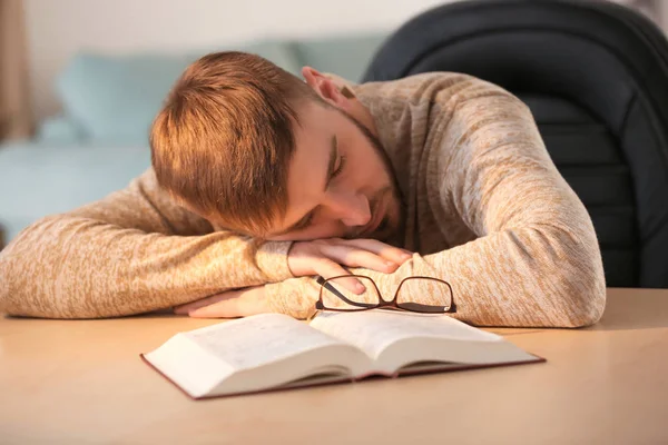 Yorgun Genç Adam Masada Kitap Ile Uyku — Stok fotoğraf