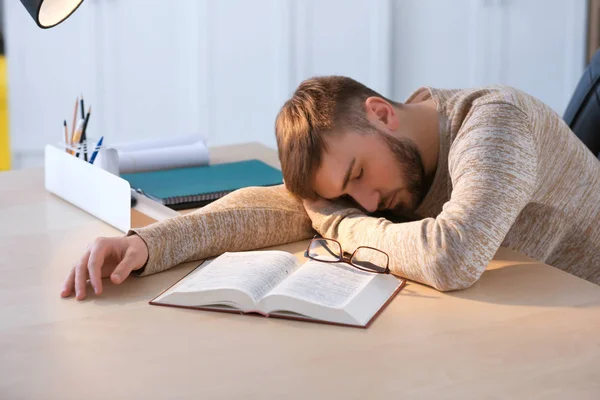 Trött Ung Man Sover Vid Bord Med Bok — Stockfoto