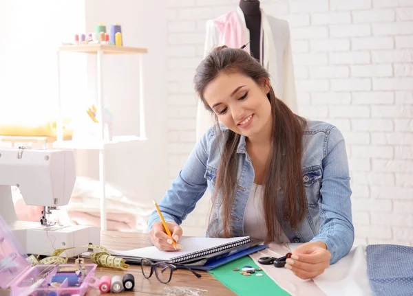 Jonge Vrouwelijke Maat Werken Aan Tafel Het Atelier — Stockfoto