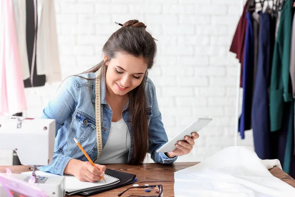 Jonge Vrouwelijke Kleermaker Met Tablet Werkt Atelier — Stockfoto