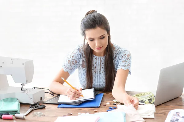 Jonge Vrouwelijke Maat Werken Aan Tafel Het Atelier — Stockfoto