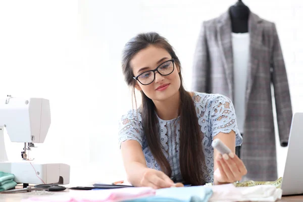 Jonge Vrouwelijke Maat Werken Aan Tafel Het Atelier — Stockfoto