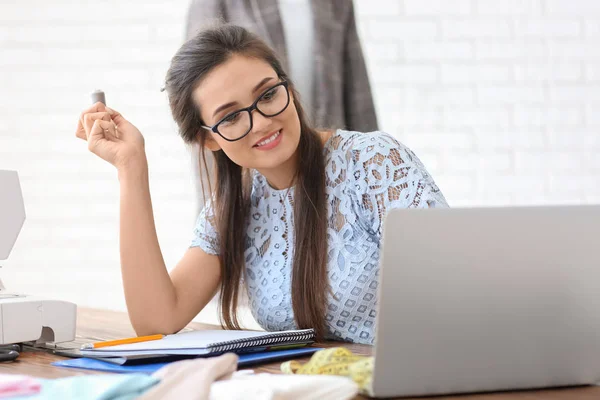 Joven Sastre Con Portátil Trabajando Atelier —  Fotos de Stock