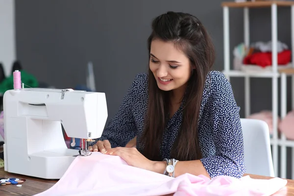 Jovem Alfaiate Feminino Usando Máquina Costura Atelier — Fotografia de Stock