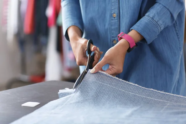 Tela Corte Sastre Femenino Joven Atelier — Foto de Stock