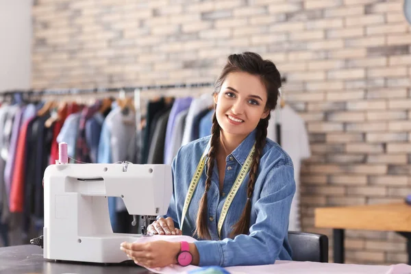 Young Female Tailor Using Sewing Machine Atelier — Stock Photo, Image