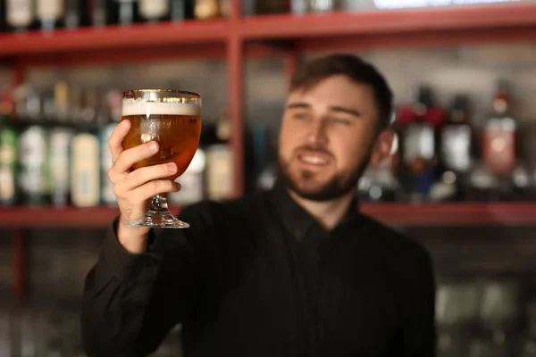 Barman Com Copo Cerveja Bar — Fotografia de Stock