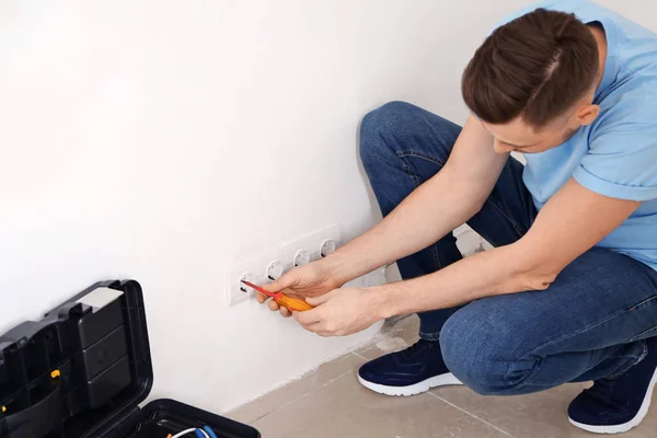 Electrician Repairing Sockets Indoors — Stock Photo, Image