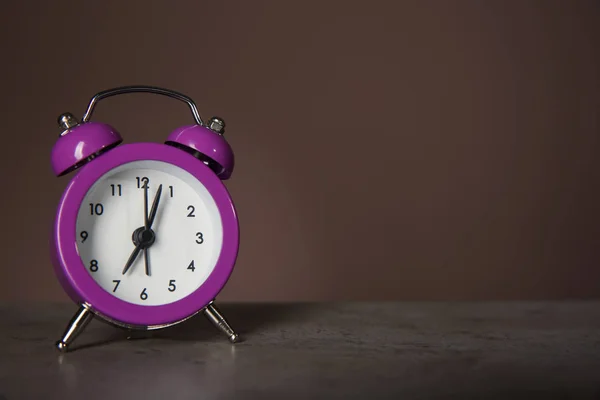 Reloj Despertador Sobre Mesa Sobre Fondo Color Oscuro Concepto Gestión —  Fotos de Stock