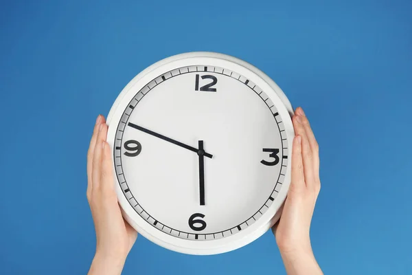 Kvinnliga Händer Som Håller Klockan Färgbakgrund Time Management Koncept — Stockfoto