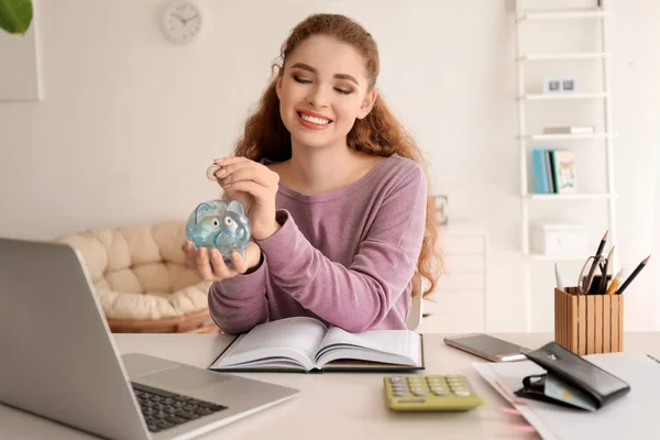 Femme Mettant Monnaie Dans Une Tirelire Intérieur Concept Épargne Monétaire — Photo