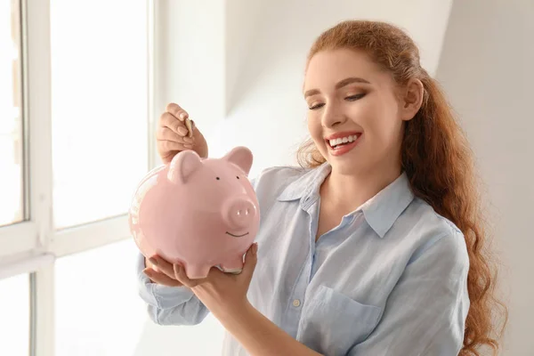 Mujer Poniendo Moneda Una Alcancía Interior Concepto Ahorro —  Fotos de Stock