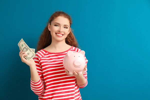 Mulher Jovem Segurando Banco Porquinho Notas Dólar Fundo Cor Conceito — Fotografia de Stock