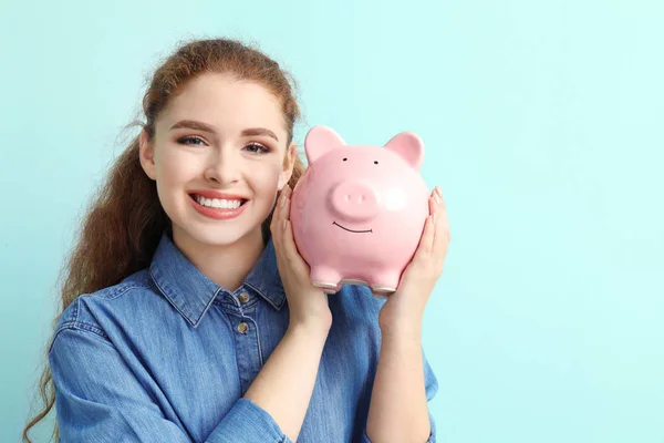 Jovem Segurando Banco Porquinho Fundo Cor Conceito Poupança Monetária — Fotografia de Stock