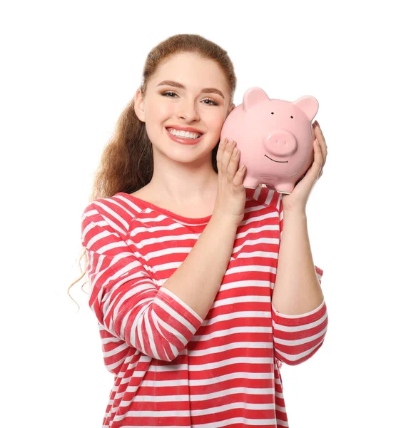 若い女性は 白い背景の上の貯金箱を保持しています お金の節約のコンセプト — ストック写真
