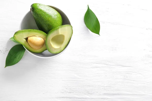 Kom Met Rijpe Avocado Witte Houten Achtergrond — Stockfoto