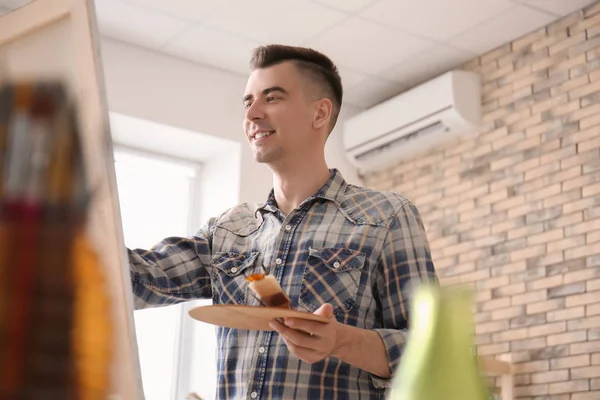 Male Artist Painting Canvas Workshop — Stock Photo, Image