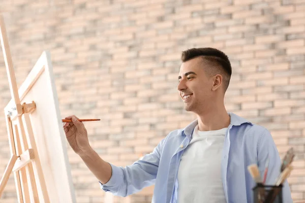 Artista Masculino Pintando Sobre Lienzo Taller —  Fotos de Stock