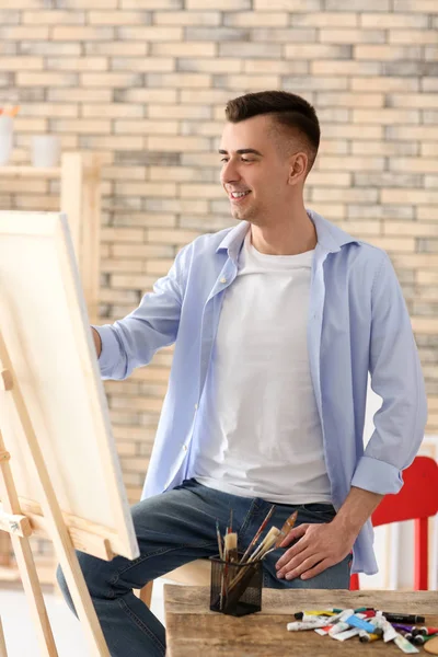 Artista Masculino Pintando Sobre Lienzo Taller —  Fotos de Stock