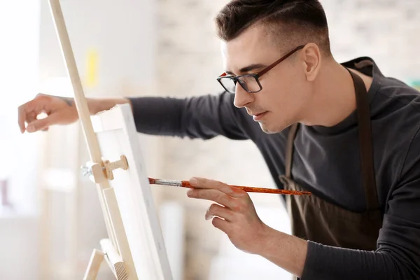 Artista Masculino Pintura Sobre Tela Oficina — Fotografia de Stock