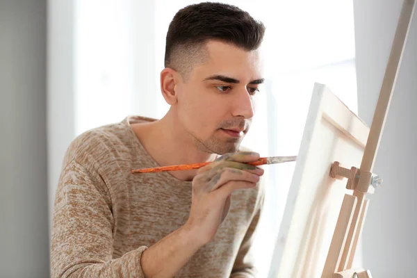 Artista Masculino Pintando Sobre Lienzo Taller —  Fotos de Stock