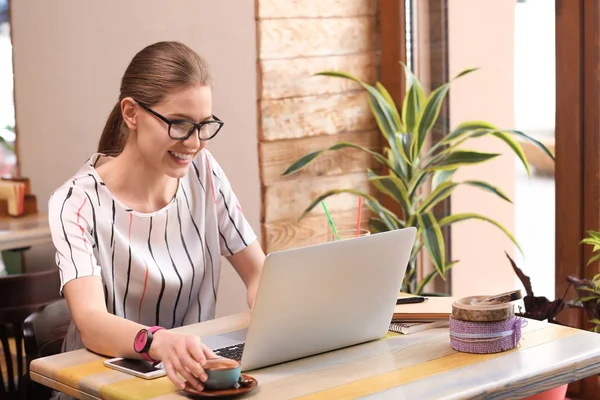 Ung Frilansare Med Laptop Arbeta Café — Stockfoto