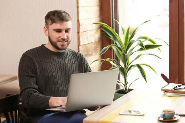 Junge Freiberuflerin Mit Laptop Arbeitet Café — Stockfoto