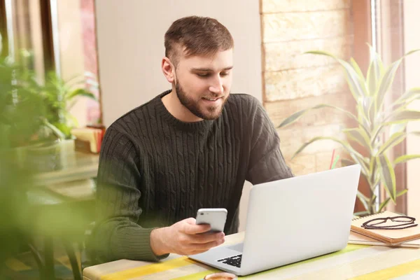 Young Freelancer Phone Laptop Working Cafe — Stock Photo, Image