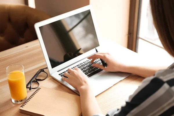 Młody Freelancer Laptop Pracuje Kawiarni — Zdjęcie stockowe