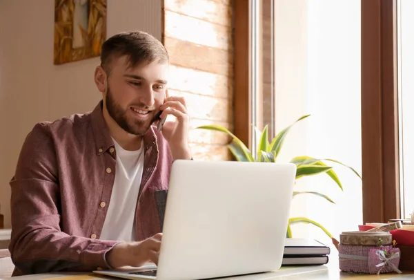 Jeune Pigiste Parler Sur Téléphone Mobile Tout Travaillant Sur Ordinateur — Photo