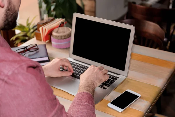 Ung Frilansare Med Laptop Arbeta Café — Stockfoto