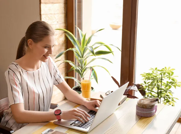 Młody Freelancer Laptop Pracuje Kawiarni — Zdjęcie stockowe