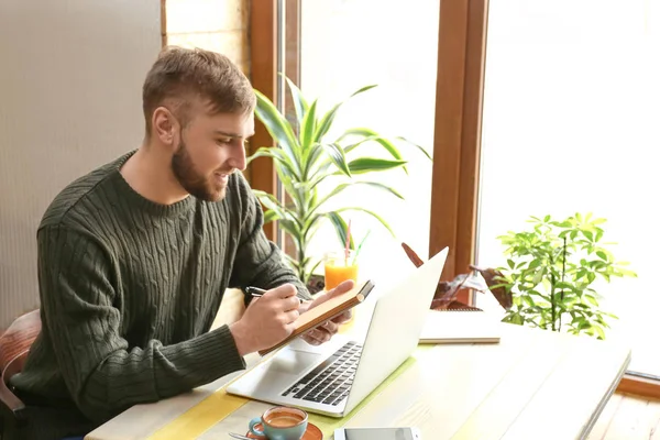 Jeune Pigiste Avec Ordinateur Portable Ordinateur Portable Travaillant Dans Café — Photo