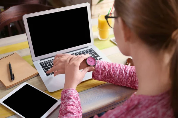 Ung Frilansare Titta Sin Klocka När Arbetar Café — Stockfoto