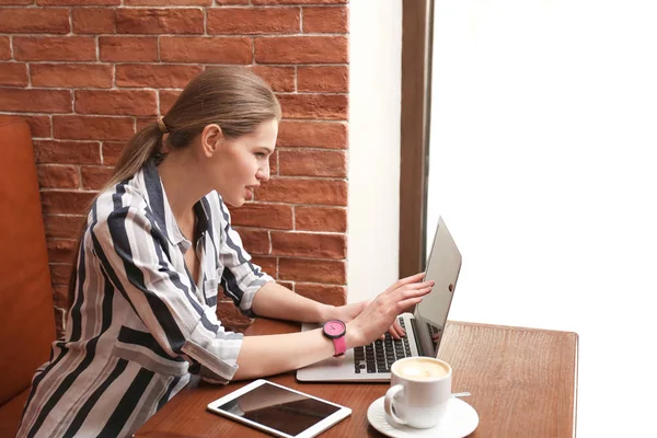 Young Freelancer Laptop Working Cafe — Stock Photo, Image