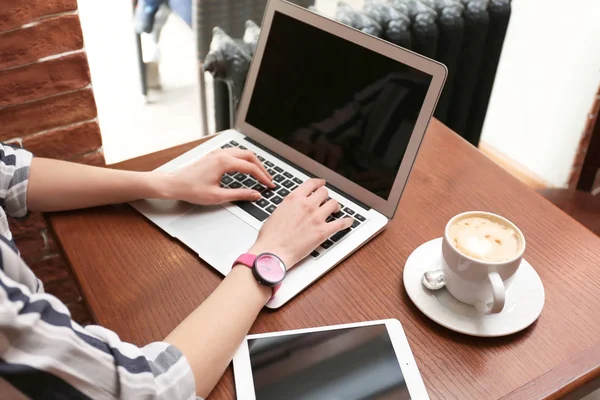 Ung Frilansare Med Laptop Arbeta Café — Stockfoto