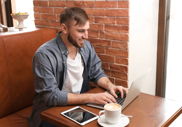 Young Freelancer Laptop Working Cafe — Stock Photo, Image